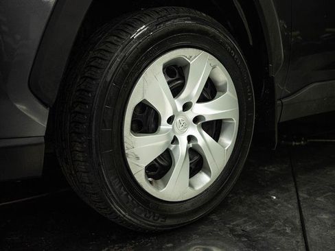 Used 2021 Toyota RAV4 LE FWD image 3