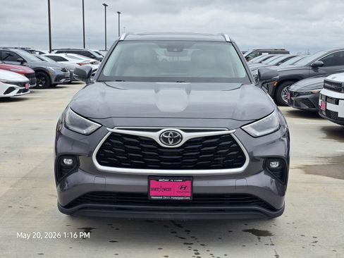 Used 2021 Toyota Highlander XLE FWD image 4
