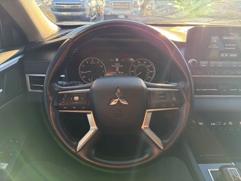 Used 2022 Mitsubishi Outlander SE image 12