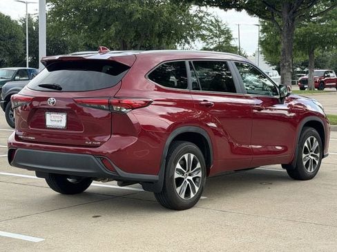 Used 2023 Toyota Highlander XLE AWD/4WD image 4