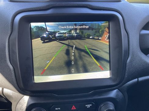 Used 2020 Jeep Renegade Latitude w/ UConnect 8.4 Nav Group AWD/4WD image 17