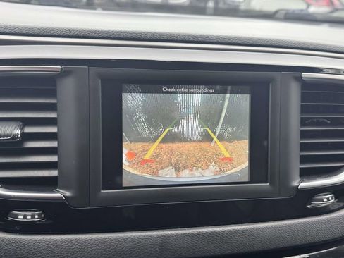 Used 2020 Chrysler Pacifica Touring-L image 27