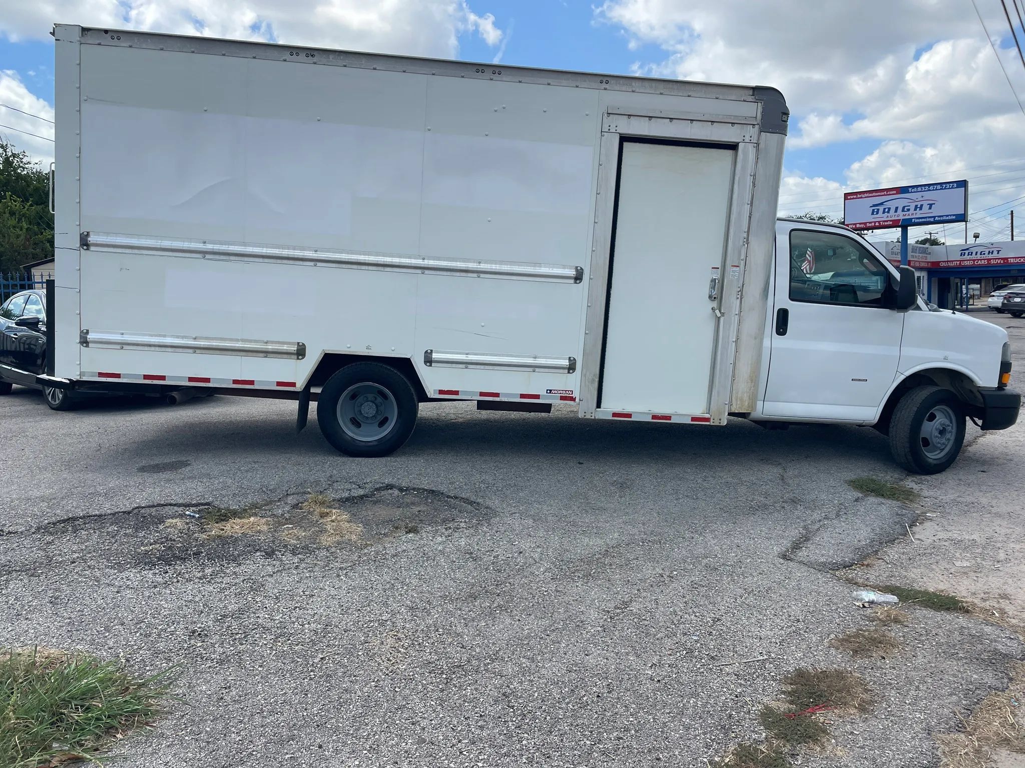 Used 2022 GMC Savana 3500 Extended w/ Power Convenience Package RWD image 4
