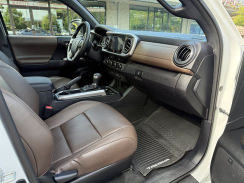Used 2017 Toyota Tacoma Limited w/ Tow Package AWD/4WD image 9