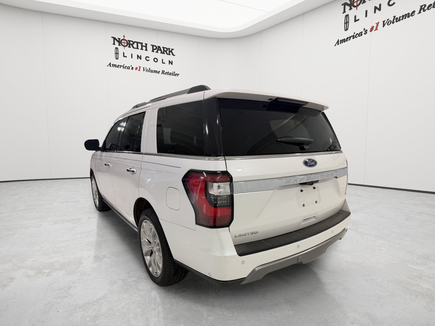 Used 2019 Ford Expedition Limited w/ Equipment Group 302A RWD image 3