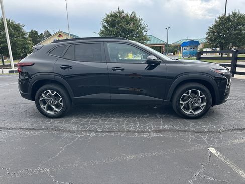 Used 2025 Chevrolet Trax LT w/ Driver Confidence Package FWD image 8