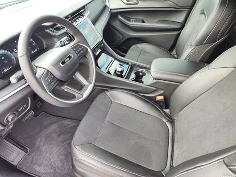 New 2025 Jeep Grand Cherokee Altitude image 10