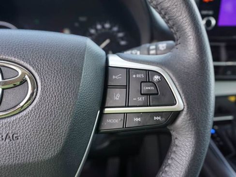 Used 2025 Toyota Sienna XLE FWD image 27