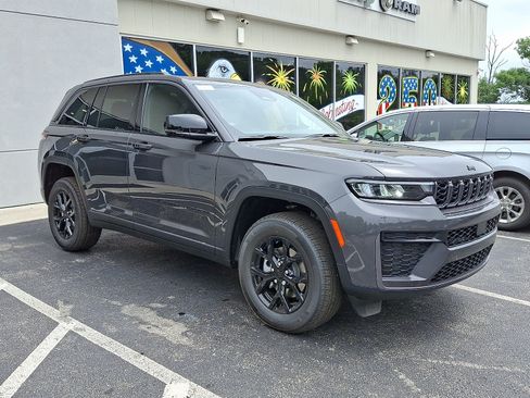New 2026 Jeep Grand Cherokee Altitude AWD/4WD image 2