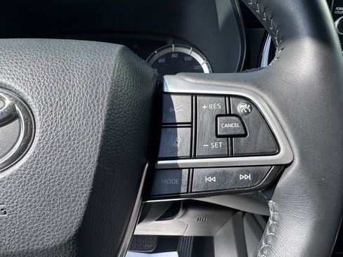 Used 2022 Toyota Highlander LE image 26