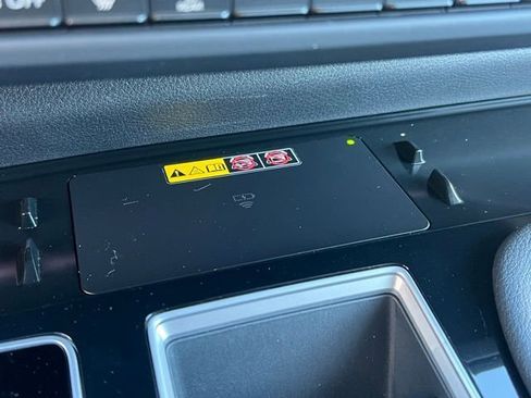 Used 2025 Toyota Sienna Platinum image 33