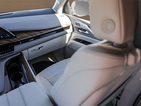 Used 2024 Cadillac Escalade Premium Luxury Platinum w/ Heavy-Duty Trailer Package image 22