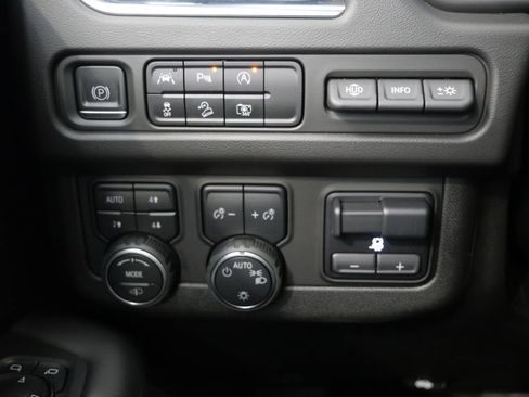 Used 2023 Chevrolet Tahoe High Country AWD/4WD image 32