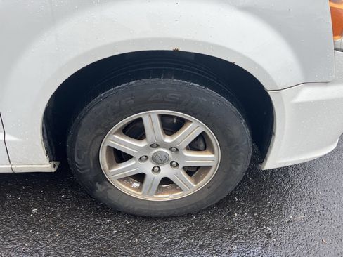 Used 2013 Chrysler Town & Country Touring image 16