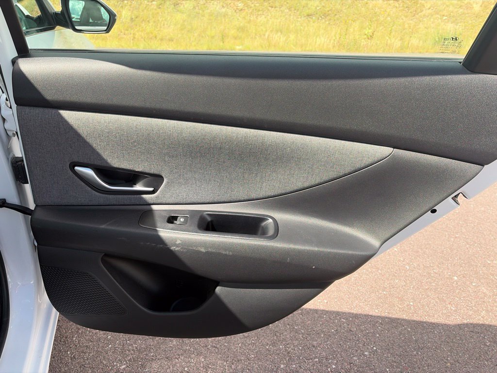 Certified 2025 Hyundai Elantra Limited FWD image 17