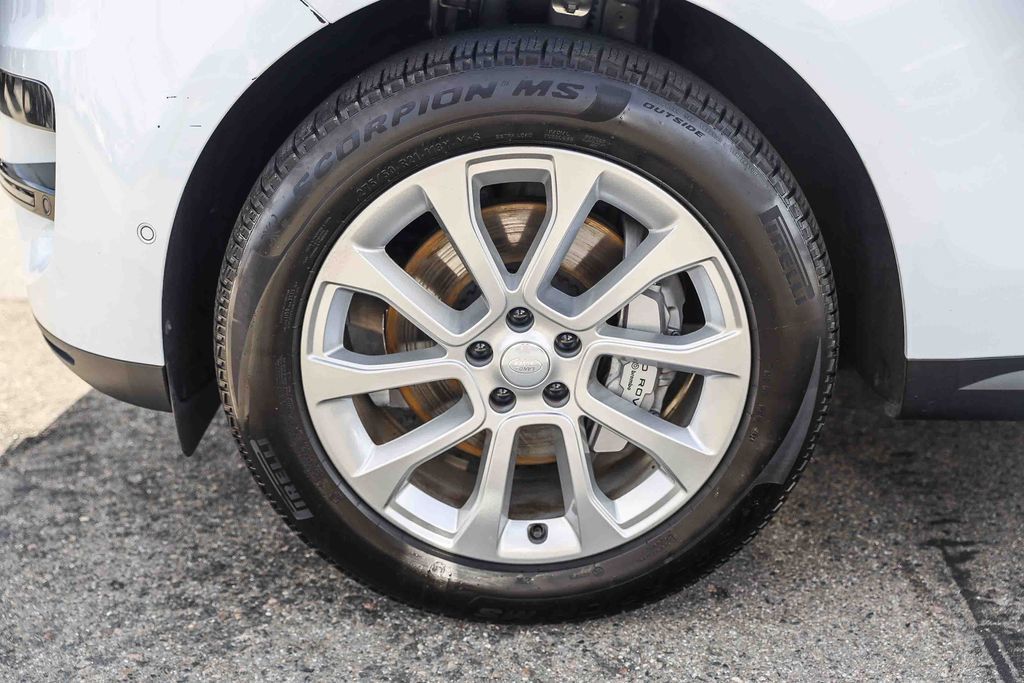 Used 2025 Land Rover Range Rover Sport SE AWD/4WD image 9