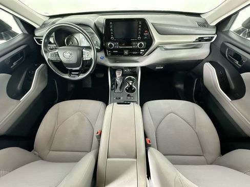 Used 2020 Toyota Highlander LE AWD/4WD image 10