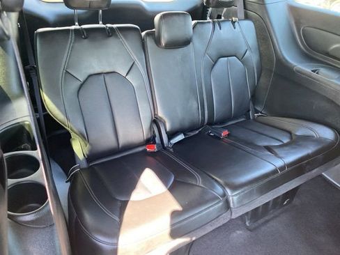 Used 2025 Chrysler Pacifica Select image 30