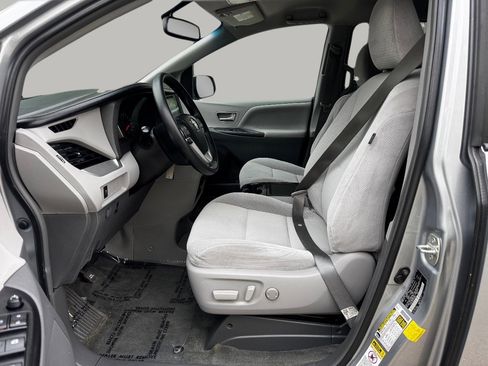 Used 2015 Toyota Sienna LE FWD image 16