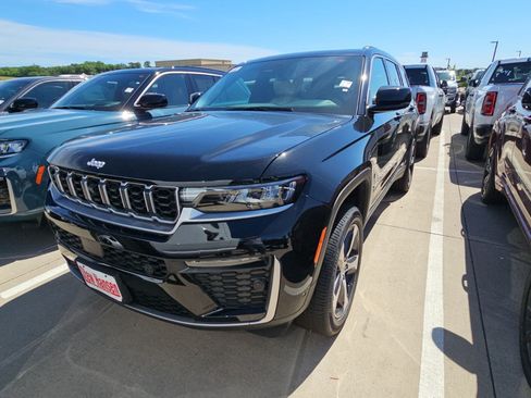 New 2026 Jeep Grand Cherokee L Limited w/ Luxury Tech Group II AWD/4WD image 1