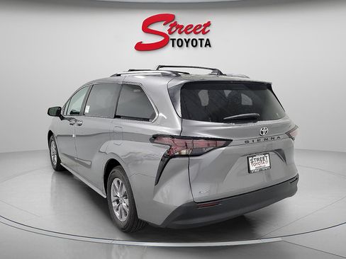Used 2026 Toyota Sienna LE FWD image 2