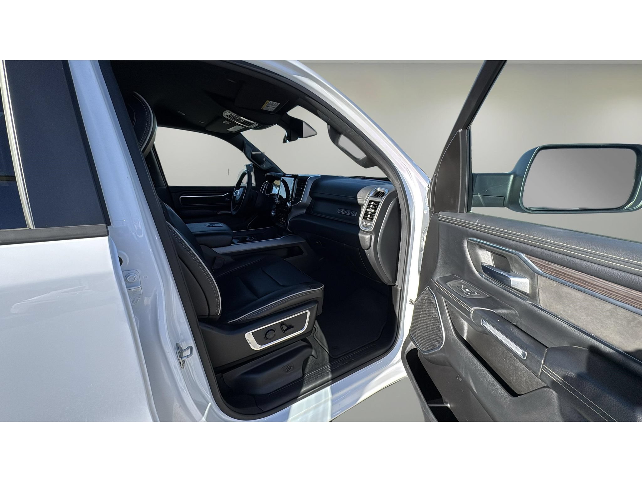 Used 2025 RAM 1500 Laramie AWD/4WD image 13