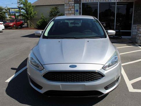 Used 2018 Ford Focus SE image 2