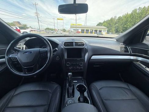 Used 2017 Ford Explorer XLT w/ Equipment Group 202A AWD/4WD image 35