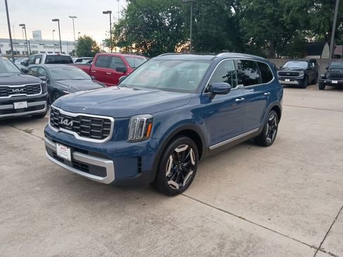 Used 2025 Kia Telluride S FWD image 1