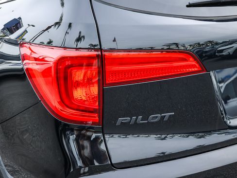 Certified 2017 Honda Pilot Touring image 8