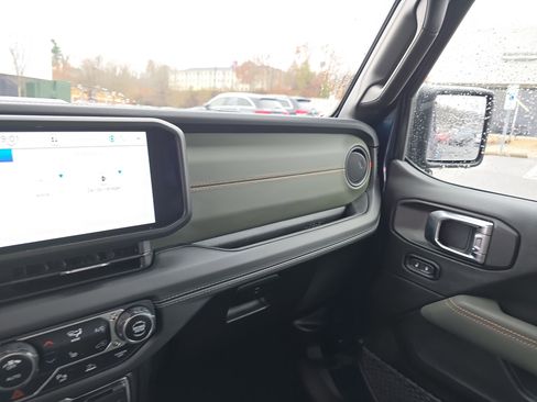 Used 2025 Jeep Gladiator Mojave image 25