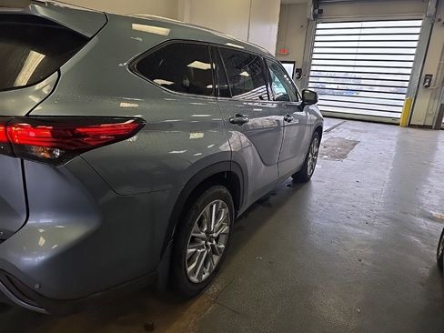 Used 2022 Toyota Highlander Limited image 4