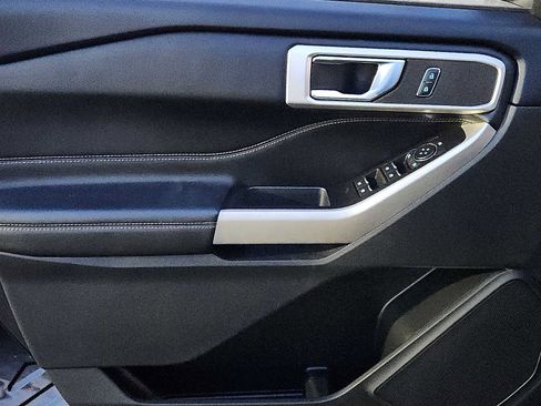 Used 2022 Ford Explorer XLT w/ Equipment Group 202A image 12