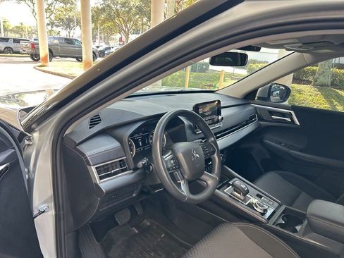 Used 2024 Mitsubishi Outlander ES image 6