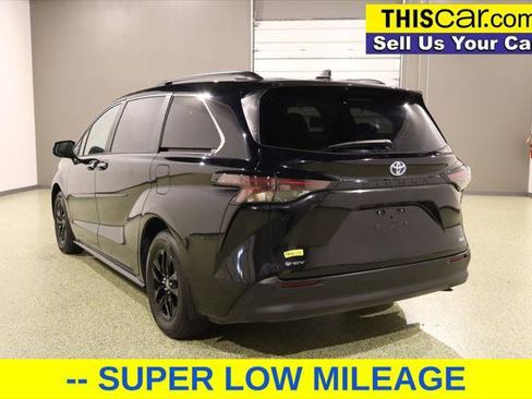 Used 2025 Toyota Sienna XLE image 5