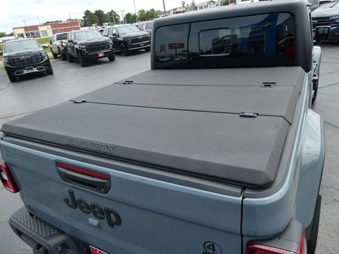 Used 2024 Jeep Gladiator Sport AWD/4WD image 18