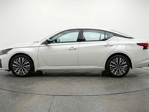 Used 2025 Nissan Altima 2.5 SV FWD image 5
