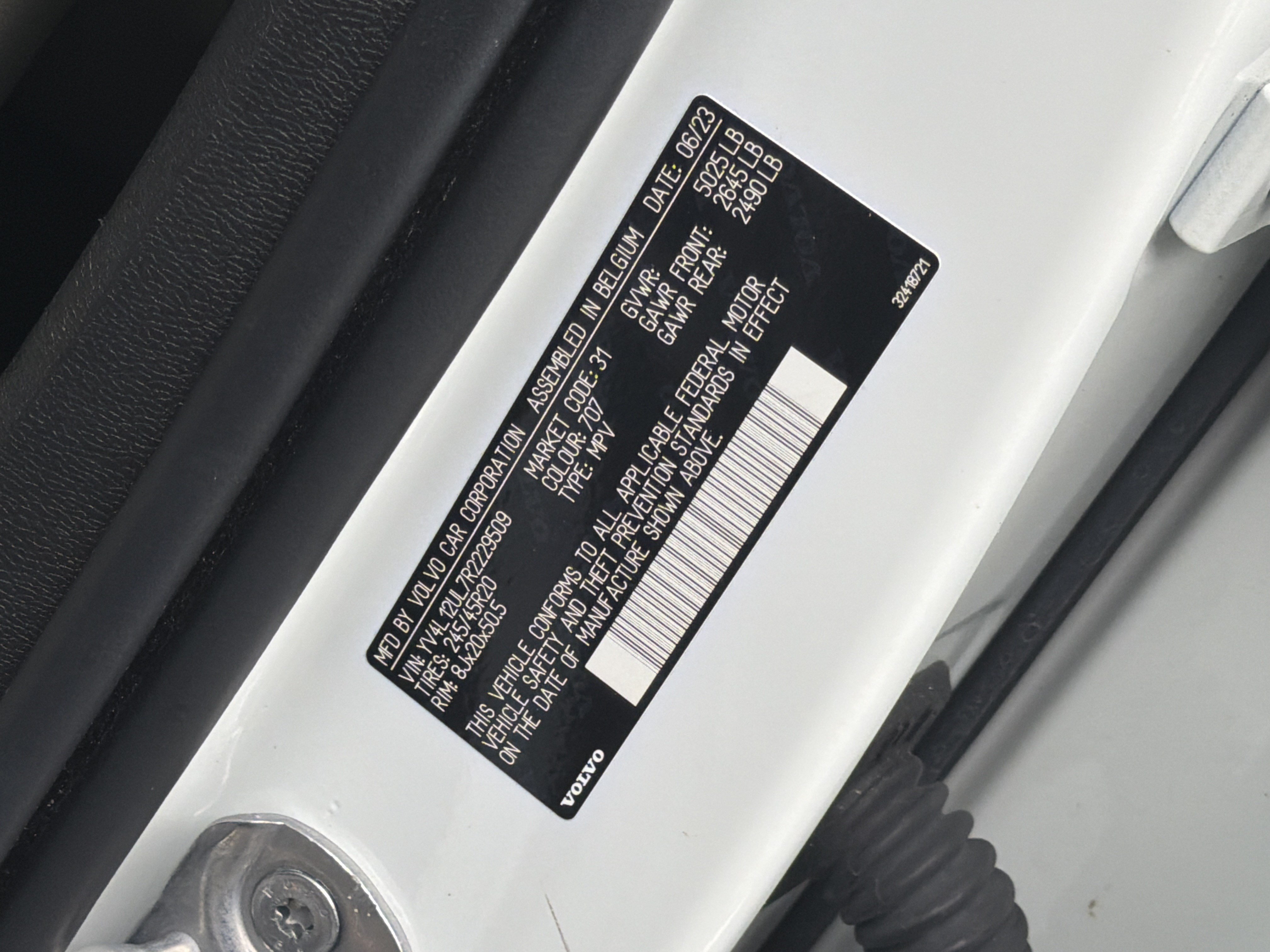 Certified 2024 Volvo XC40 B5 Plus AWD/4WD image 37