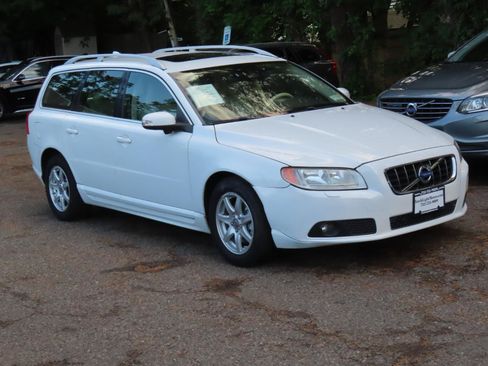 Used 2010 Volvo V70 FWD image 7