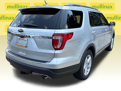 Used 2018 Ford Explorer XLT w/ Equipment Group 202A FWD image 4