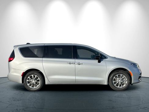 New 2026 Chrysler Pacifica Select image 3