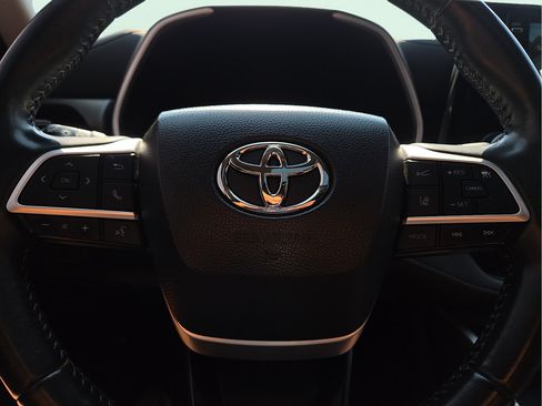 Used 2022 Toyota Highlander XLE AWD/4WD image 19