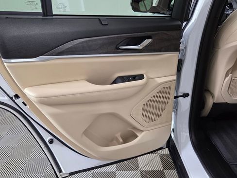 Used 2023 Jeep Grand Cherokee Limited w/ Luxury Tech Group II image 33