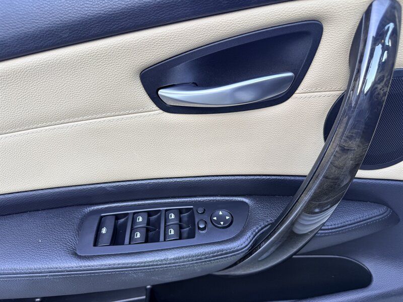 Used 2011 BMW 135i Convertible RWD image 25