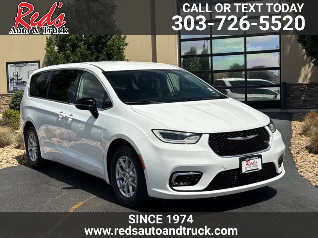 Used 2024 Chrysler Pacifica Touring-L FWD image 2