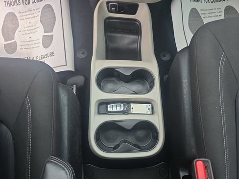 Used 2022 Chrysler Voyager LX FWD image 19