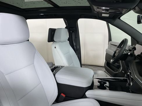 New 2025 Chevrolet Suburban Premier image 29
