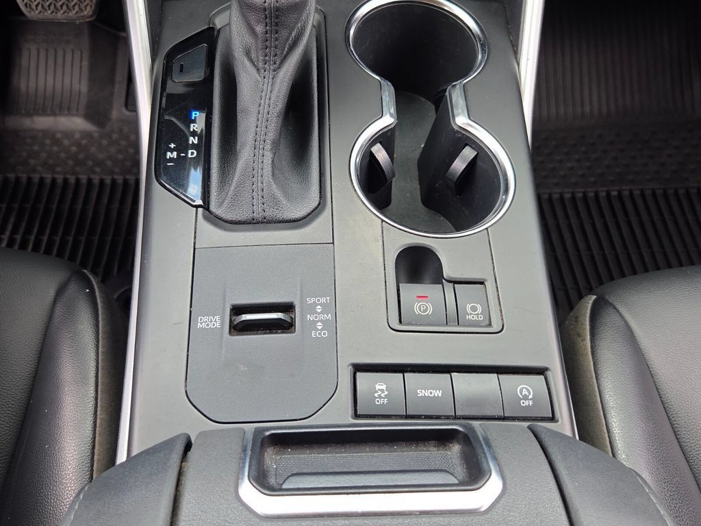 Used 2022 Toyota Highlander XLE FWD image 29
