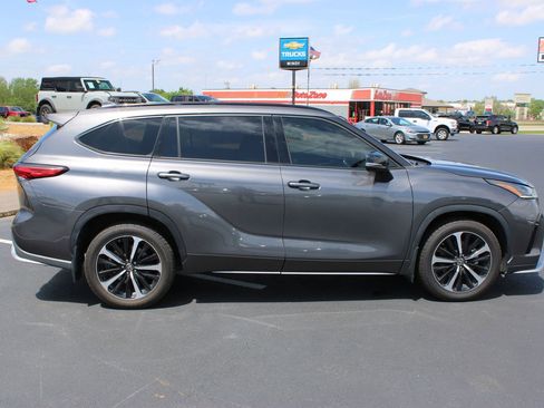 Used 2022 Toyota Highlander XSE FWD image 10