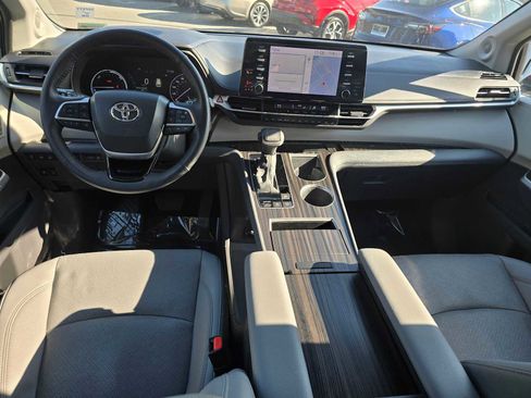 Used 2023 Toyota Sienna Limited image 21